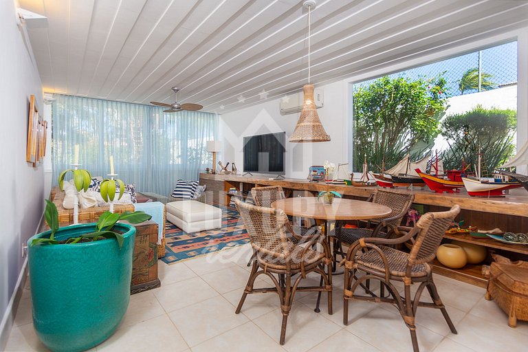 Mansão na Ferradura com Seis Suítes Prox da Praia