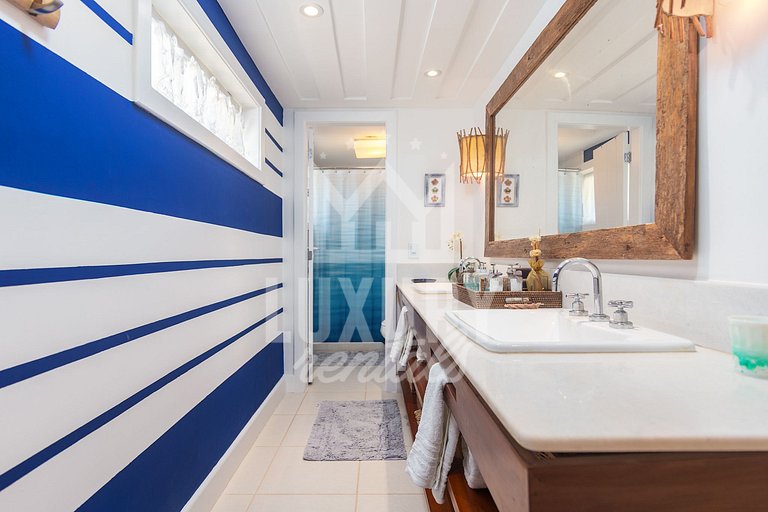 Mansão na Ferradura com Seis Suítes Prox da Praia