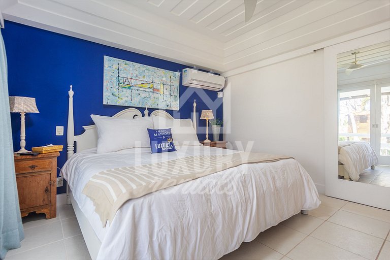 Mansão na Ferradura com Seis Suítes Prox da Praia