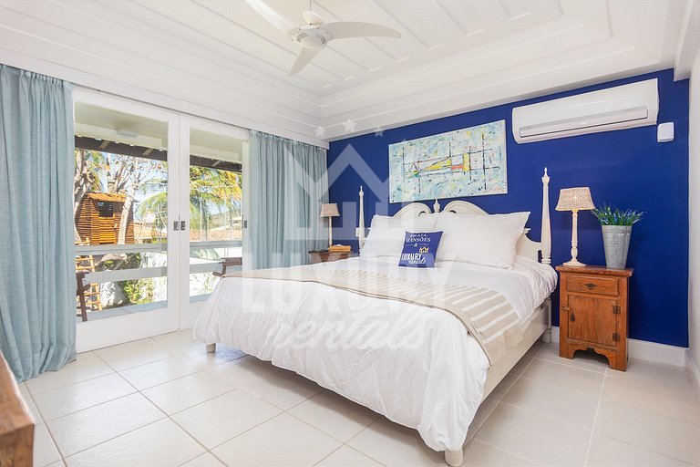 Mansão na Ferradura com Seis Suítes Prox da Praia