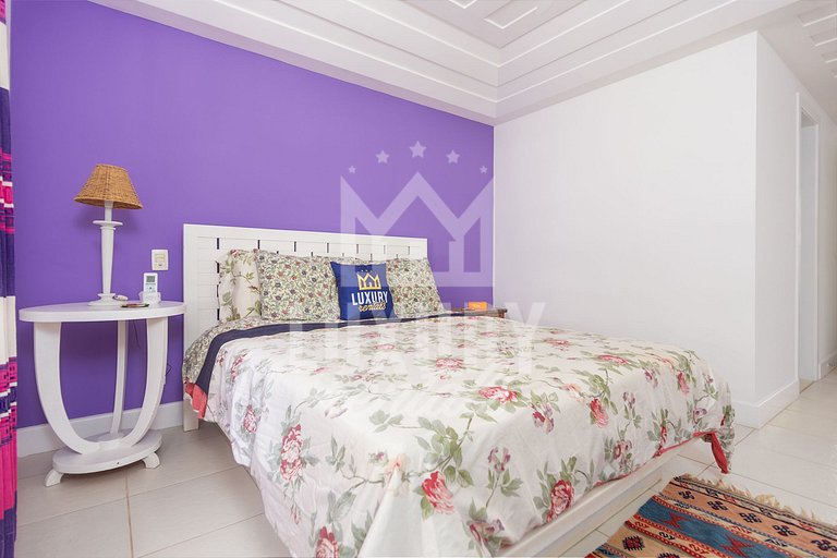 Mansão na Ferradura com Seis Suítes Prox da Praia