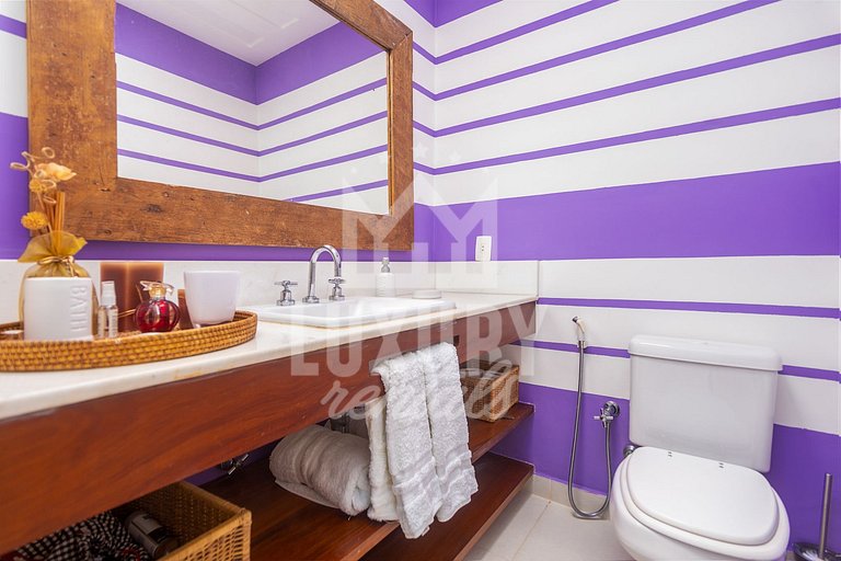 Mansão na Ferradura com Seis Suítes Prox da Praia