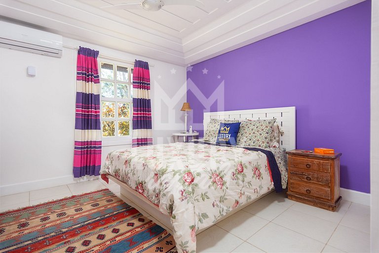 Mansão na Ferradura com Seis Suítes Prox da Praia