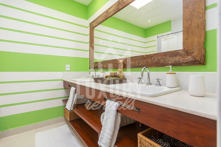 Mansão na Ferradura com Seis Suítes Prox da Praia