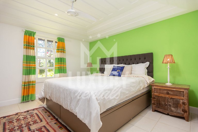 Mansão na Ferradura com Seis Suítes Prox da Praia