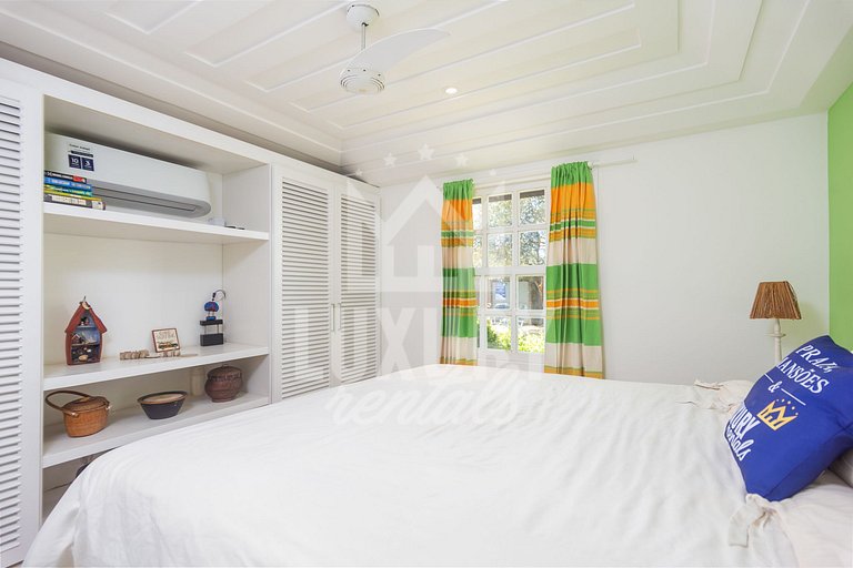 Mansão na Ferradura com Seis Suítes Prox da Praia