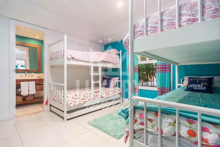 Mansão na Ferradura com Seis Suítes Prox da Praia