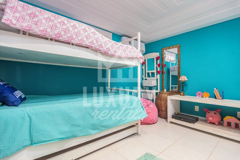 Mansão na Ferradura com Seis Suítes Prox da Praia