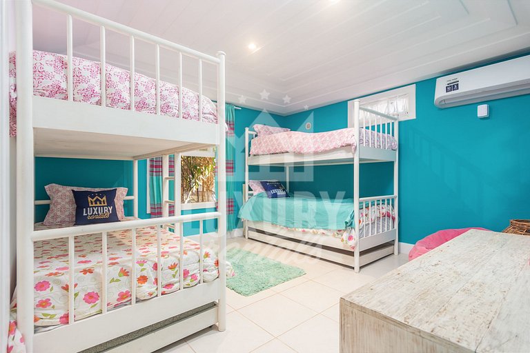 Mansão na Ferradura com Seis Suítes Prox da Praia