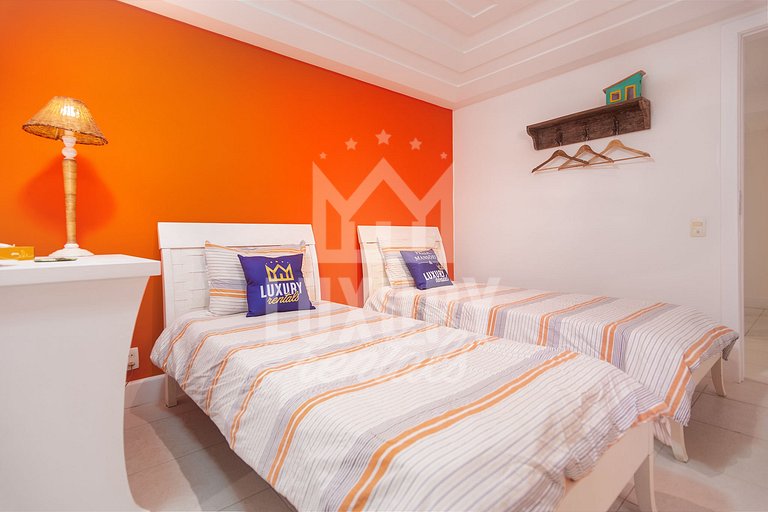 Mansão na Ferradura com Seis Suítes Prox da Praia