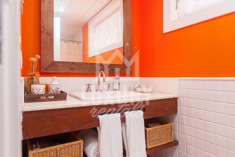 Mansão na Ferradura com Seis Suítes Prox da Praia