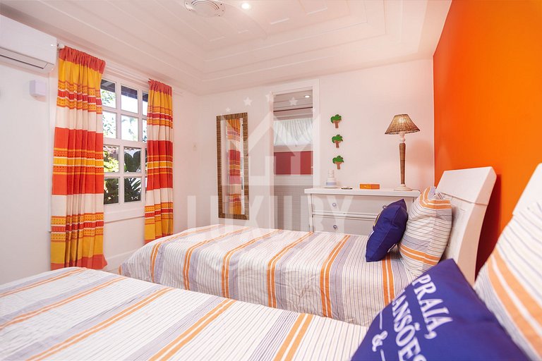 Mansão na Ferradura com Seis Suítes Prox da Praia