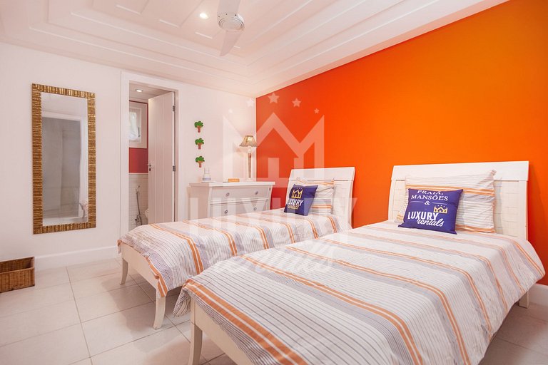 Mansão na Ferradura com Seis Suítes Prox da Praia