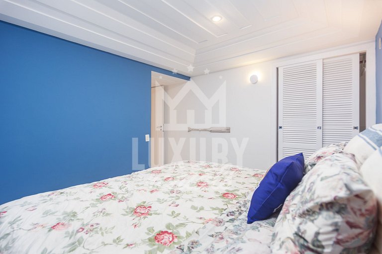 Mansão na Ferradura com Seis Suítes Prox da Praia