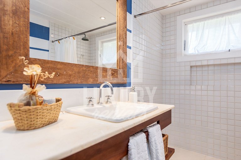 Mansão na Ferradura com Seis Suítes Prox da Praia