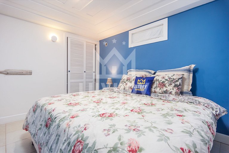 Mansão na Ferradura com Seis Suítes Prox da Praia