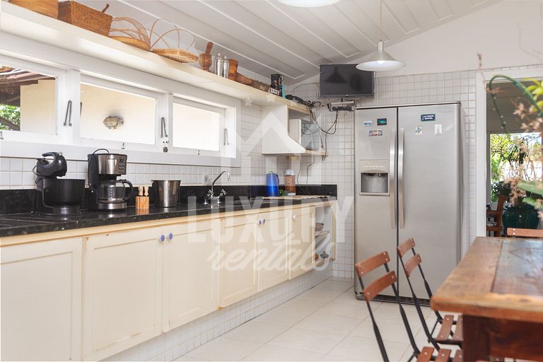 Mansão na Ferradura com Seis Suítes Prox da Praia