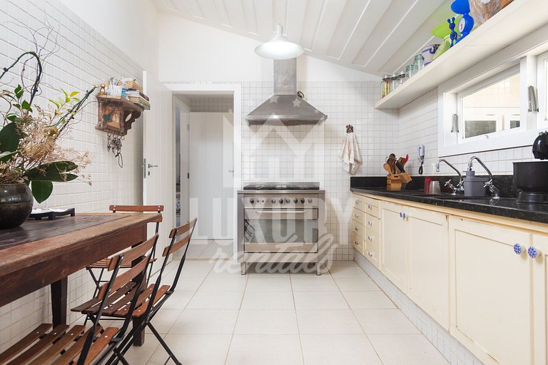 Mansão na Ferradura com Seis Suítes Prox da Praia