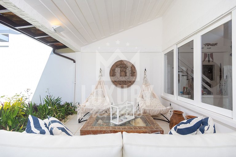 Mansão na Ferradura com Seis Suítes Prox da Praia