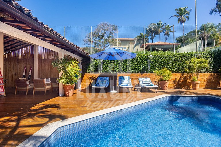 Mansão na Ferradura com Seis Suítes Prox da Praia