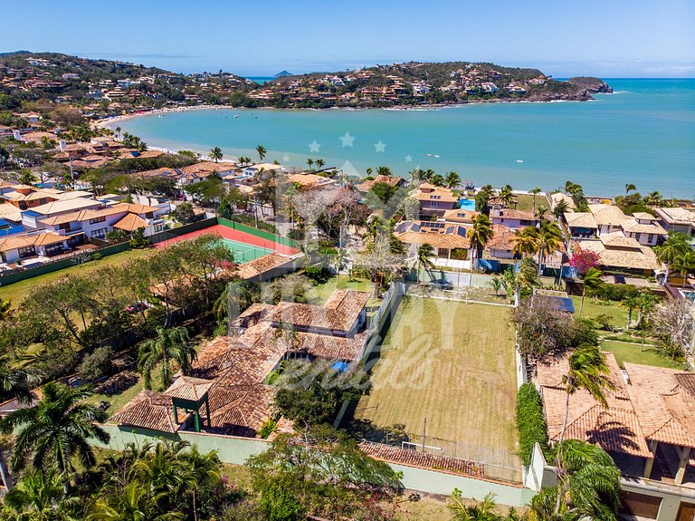 Mansão na Ferradura com Seis Suítes Prox da Praia