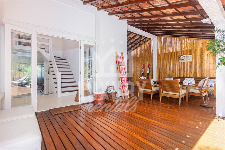 Mansão na Ferradura com Seis Suítes Prox da Praia