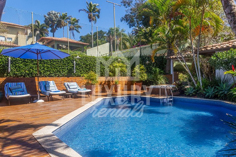 Mansão na Ferradura com Seis Suítes Prox da Praia