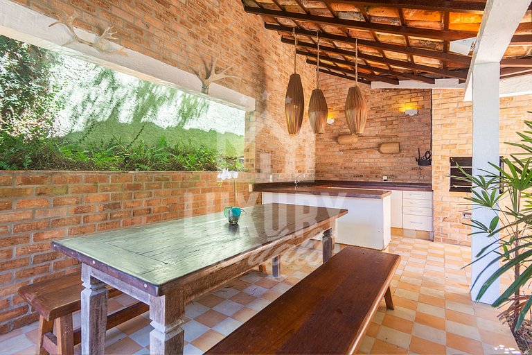 Mansão na Ferradura com Seis Suítes Prox da Praia