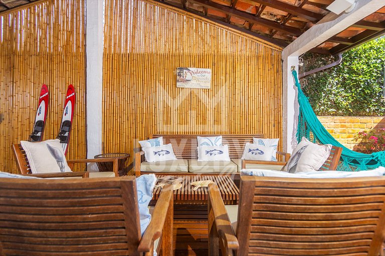 Mansão na Ferradura com Seis Suítes Prox da Praia