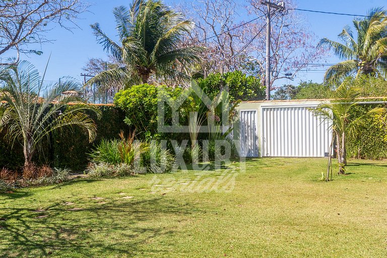 Mansão na Ferradura com Seis Suítes Prox da Praia