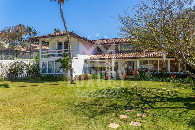 Mansão na Ferradura com Seis Suítes Prox da Praia