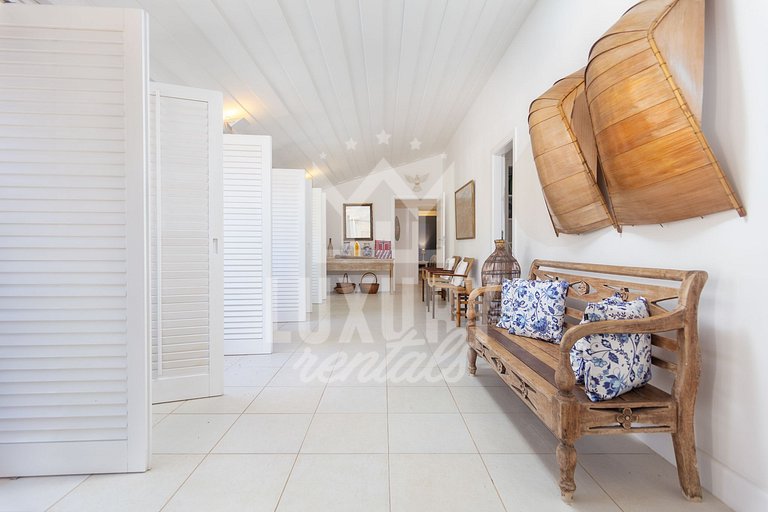 Mansão na Ferradura com Seis Suítes Prox da Praia