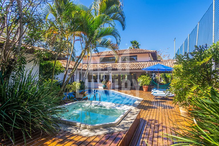 Mansão na Ferradura com Seis Suítes Prox da Praia