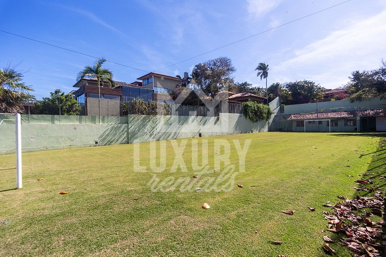 Mansão na Ferradura com Seis Suítes Prox da Praia