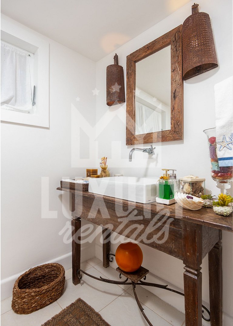 Mansão na Ferradura com Seis Suítes Prox da Praia