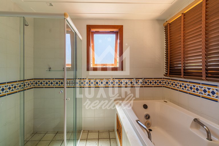 Casa de Luxo Seis Suítes na Ferradurinha
