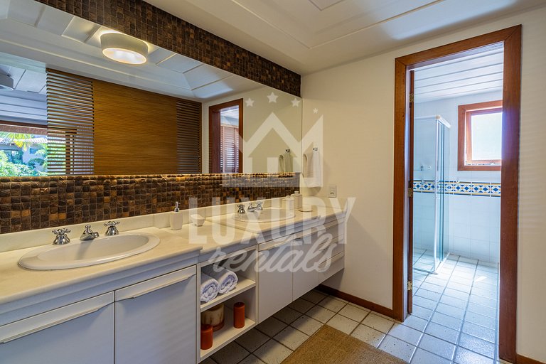 Casa de Luxo Seis Suítes na Ferradurinha