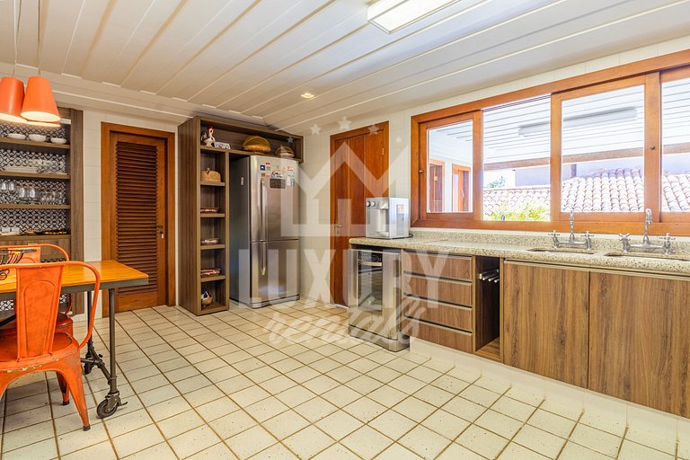 Casa de Luxo Seis Suítes na Ferradurinha