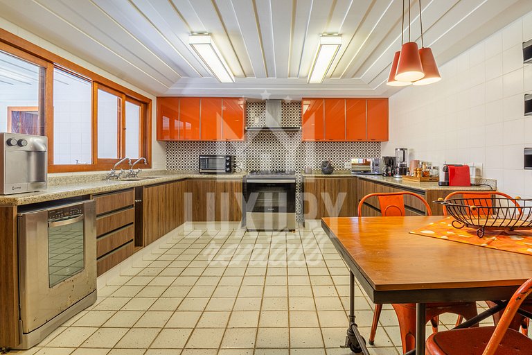 Casa de Luxo Seis Suítes na Ferradurinha