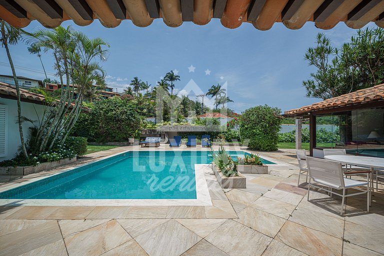 Mansão à beira-mar na Praia da Ferradura