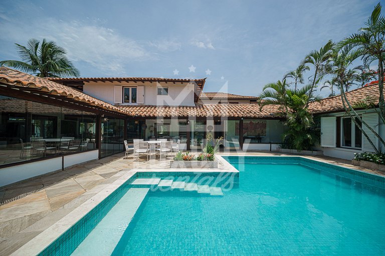 Mansão à beira-mar na Praia da Ferradura