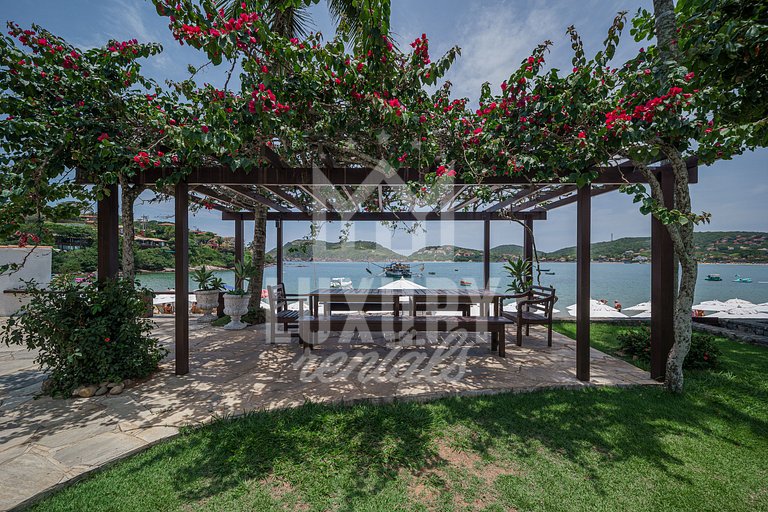 Mansão à beira-mar na Praia da Ferradura