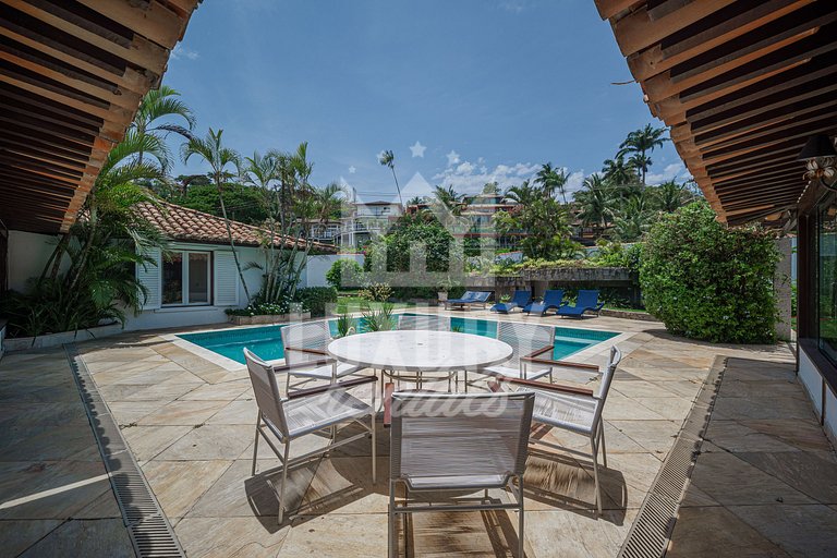 Mansão à beira-mar na Praia da Ferradura