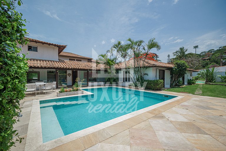 Mansão à beira-mar na Praia da Ferradura