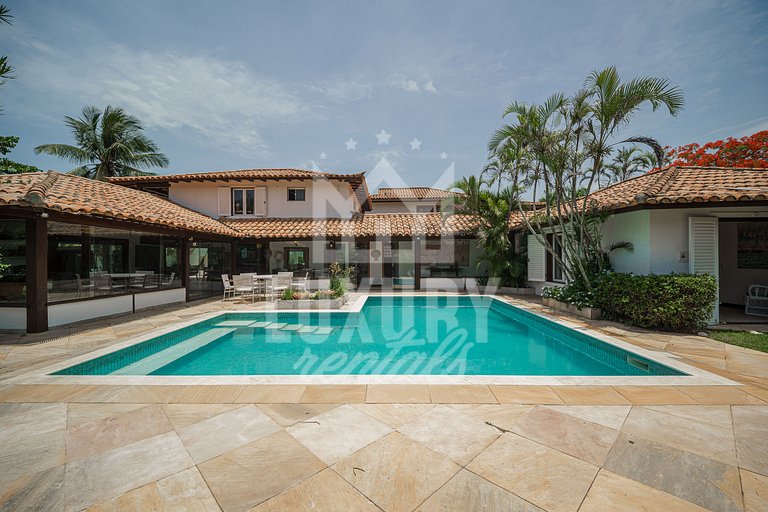 Mansão à beira-mar na Praia da Ferradura