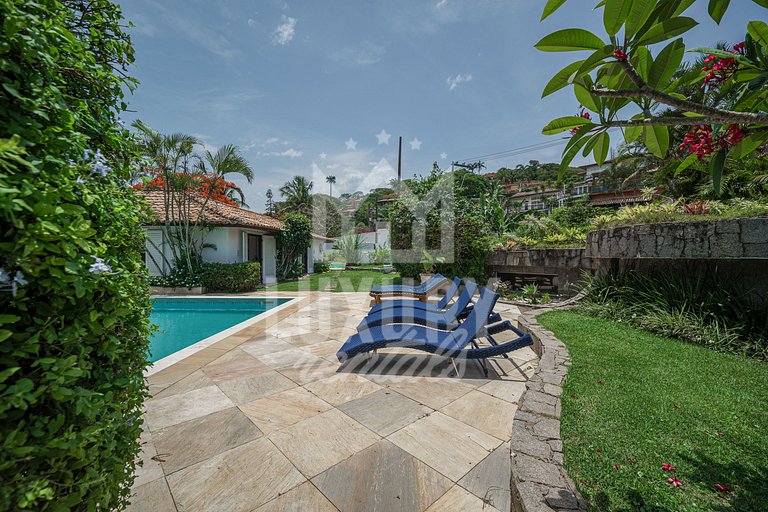 Mansão à beira-mar na Praia da Ferradura