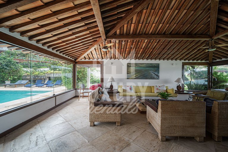 Mansão à beira-mar na Praia da Ferradura