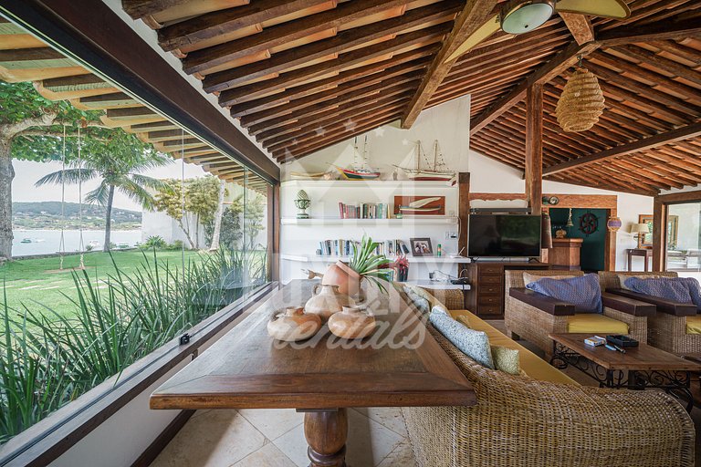 Mansão à beira-mar na Praia da Ferradura