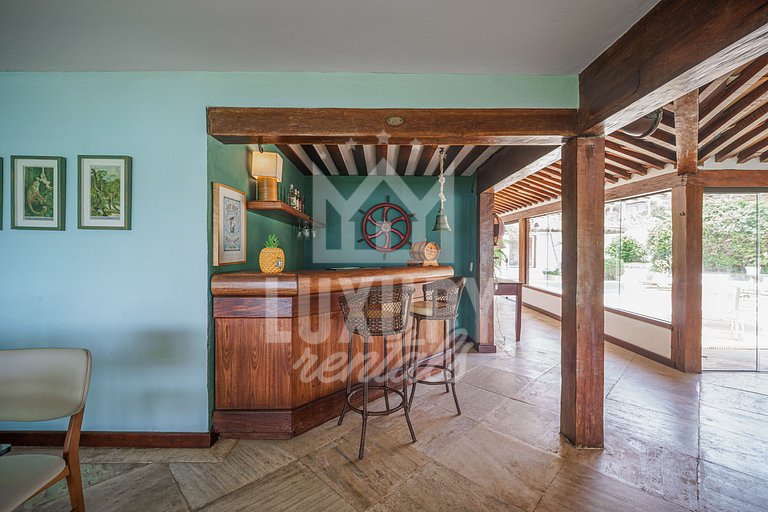 Mansão à beira-mar na Praia da Ferradura