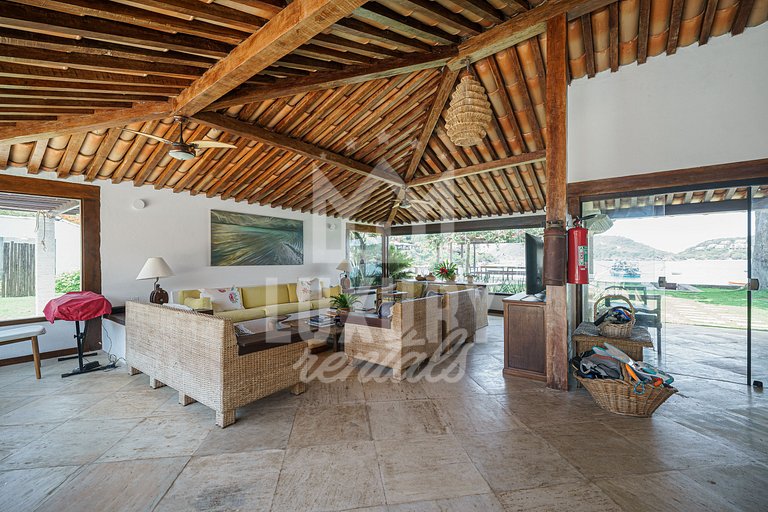 Mansão à beira-mar na Praia da Ferradura